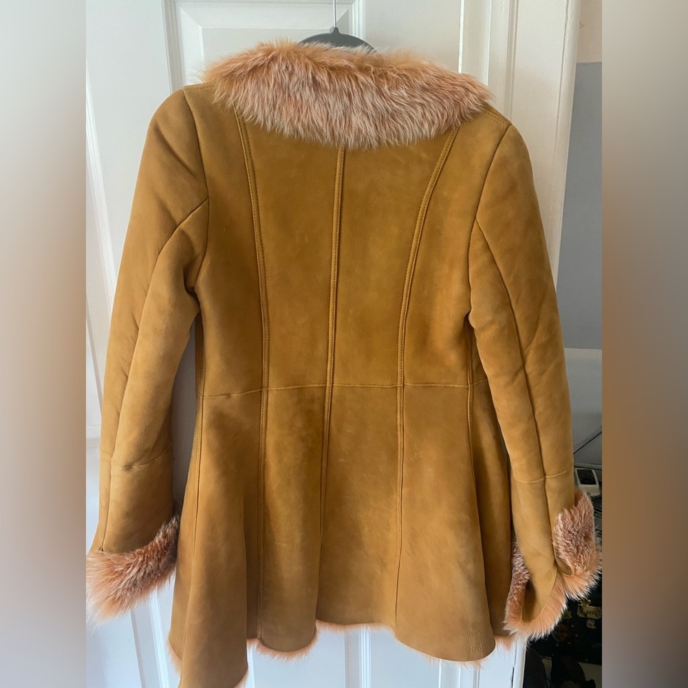 Women's Sheepskin Coat - Picture 7 of 14